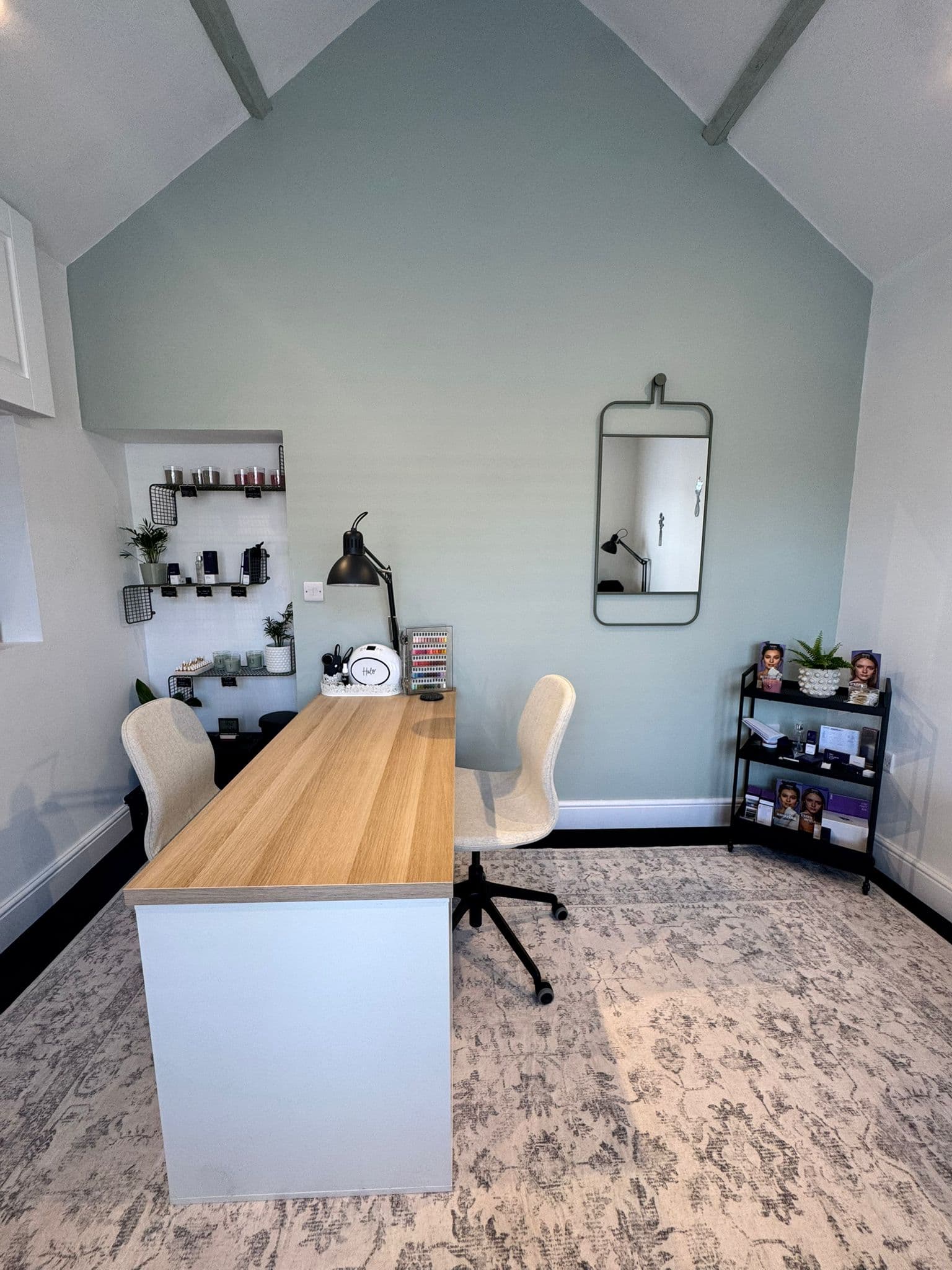 The Classica Beauty nail bench at rest